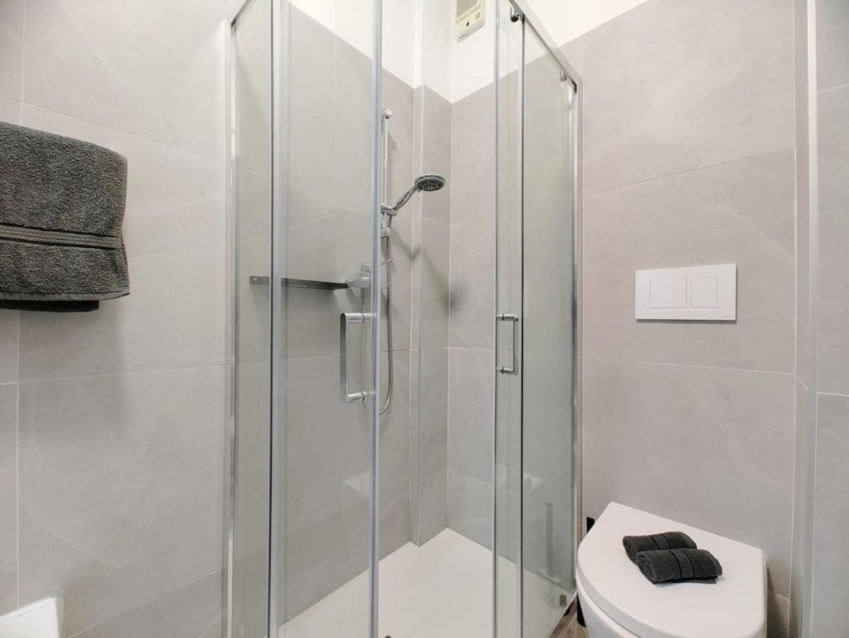 Cost - Free Wifi & 5 Min Centre Apartment