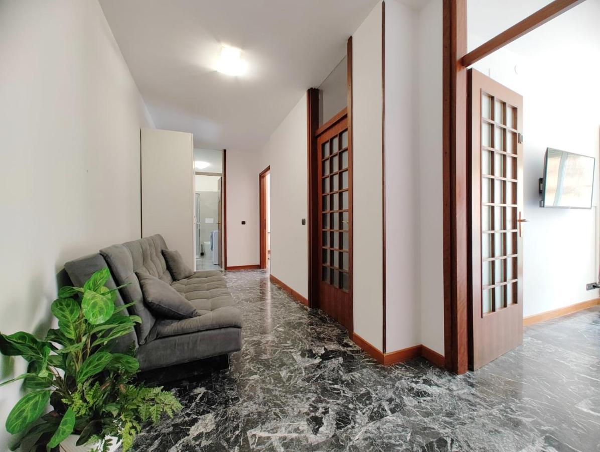 Cost - Free Wifi & 5 Min Centre Apartment
